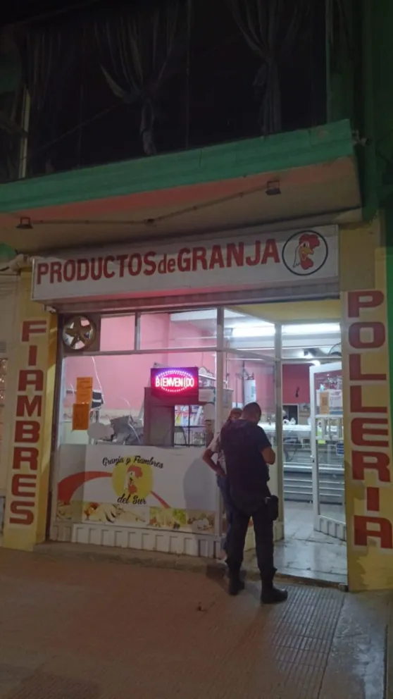 Un empleado quiso hurtar un pollo del local donde trabajaba y fue aprehendido