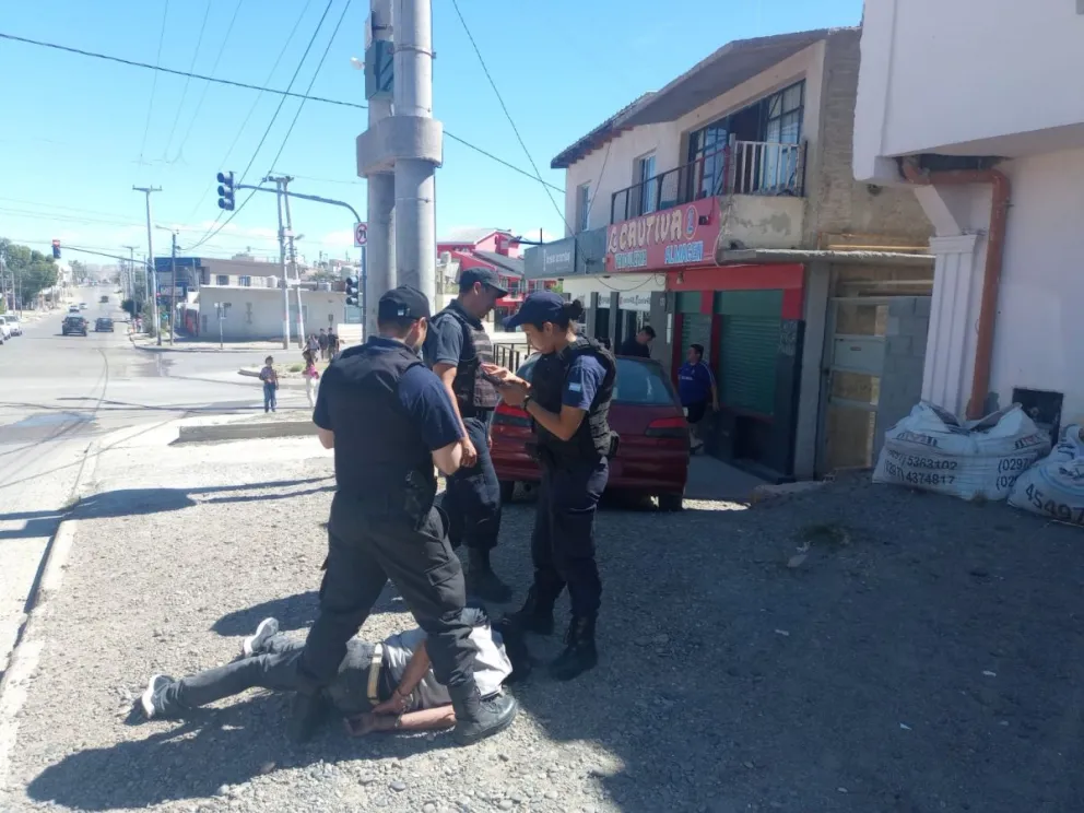 Escapó de policías, mordió a uno, pero terminó atrapado con ayuda de federales de civil