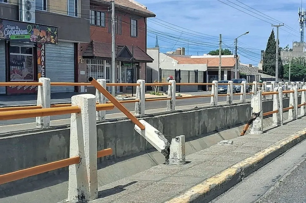 Denuncian la falta de mantenimiento y limpieza del canal de avenida Roca