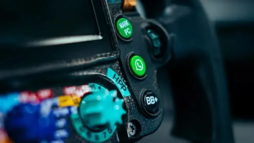 El nuevo Mercedes de F1 incluye un botón de WhatsApp en el volante