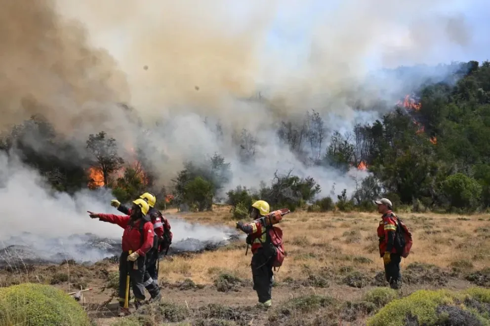 Los incendios en Los Alerces y Nahuel Huapi "están próximos a controlarse"