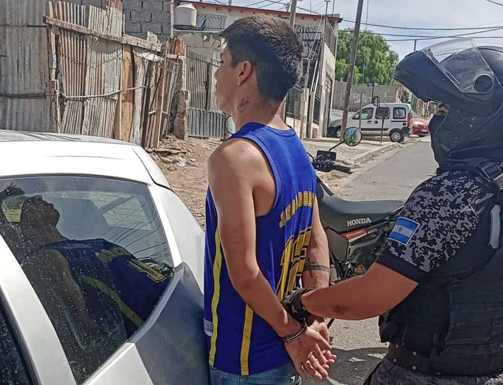 Robó varios auriculares y escapó, pero el comerciante y dos vecinos lo persiguieron y atraparon con la policía