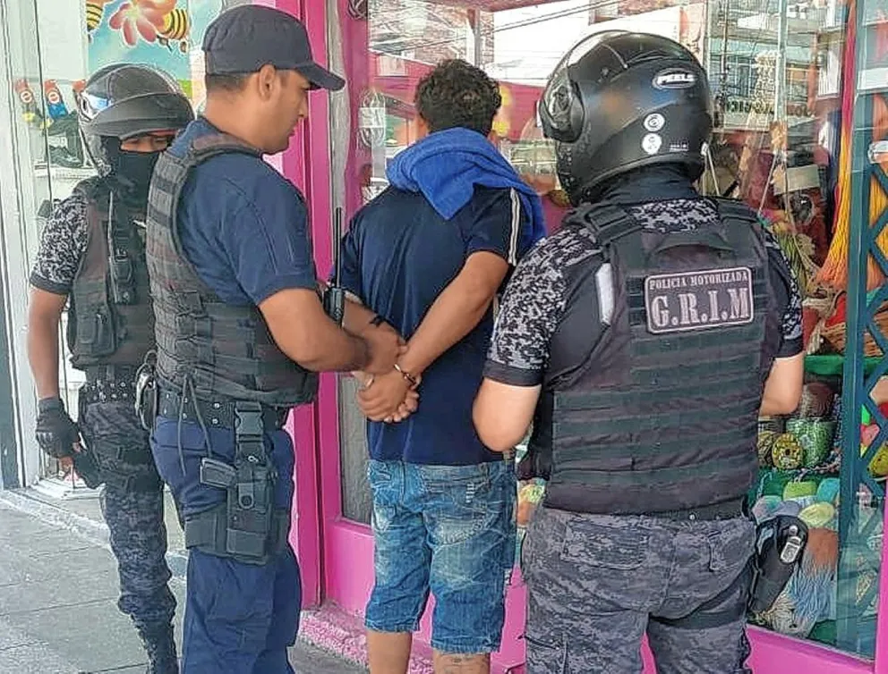 Roban prendas de comercios céntricos y escapan, pero cuando los atrapan ya se descartaron de lo robado
