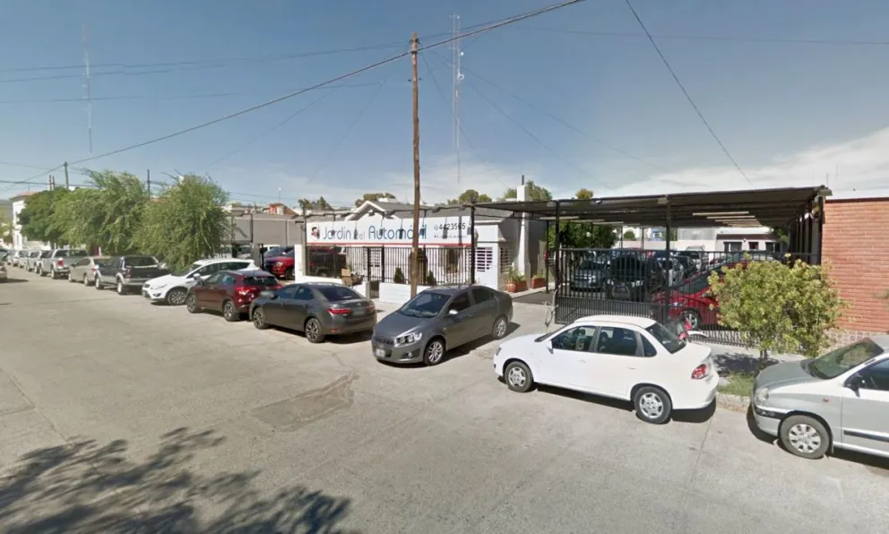 Robaron auto que estaba en venta frente a una agencia
