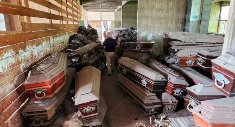 Macabro hallazgo en La Plata: encontraron 501 ataúdes y 200 bolsas con restos humanos en un cementerio