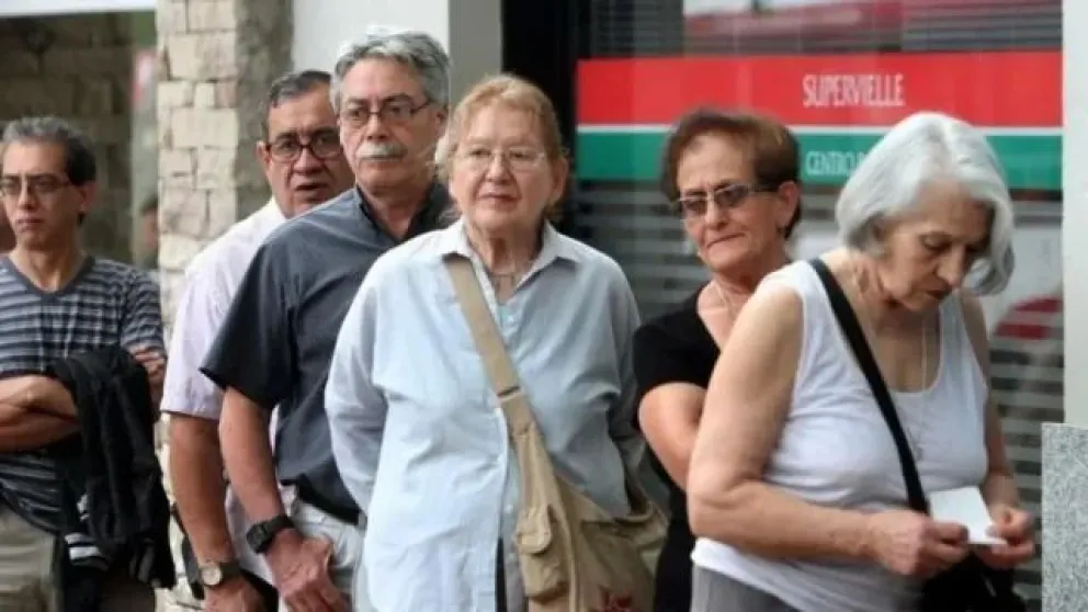 Por debajo de lo anunciado por Caputo y a la espera del bono, las jubilaciones subirán un 27,18% en marzo