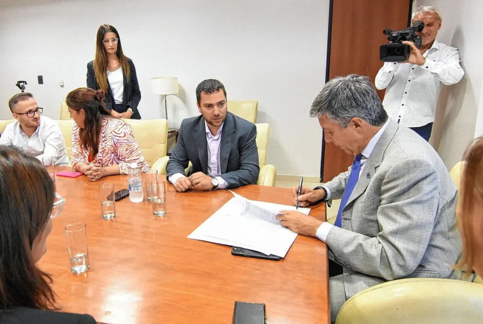 Menna firmó un convenio para ofrecer capacitaciones y actividades de formación al personal de la Legislatura