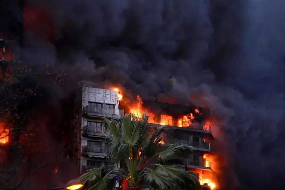 Terror en Valencia por incendio generalizado en dos edificios de 14 pisos: al menos 13 heridos