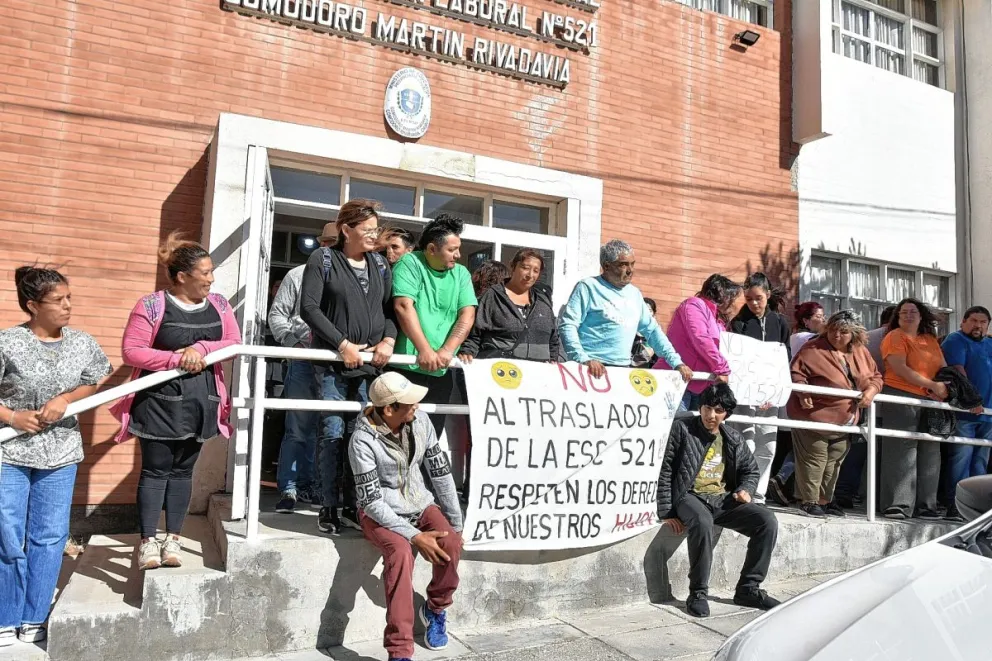Padres autoconvocados hicieron un abrazo simbólico en la escuela 521 rechazando el traslado de la institución
