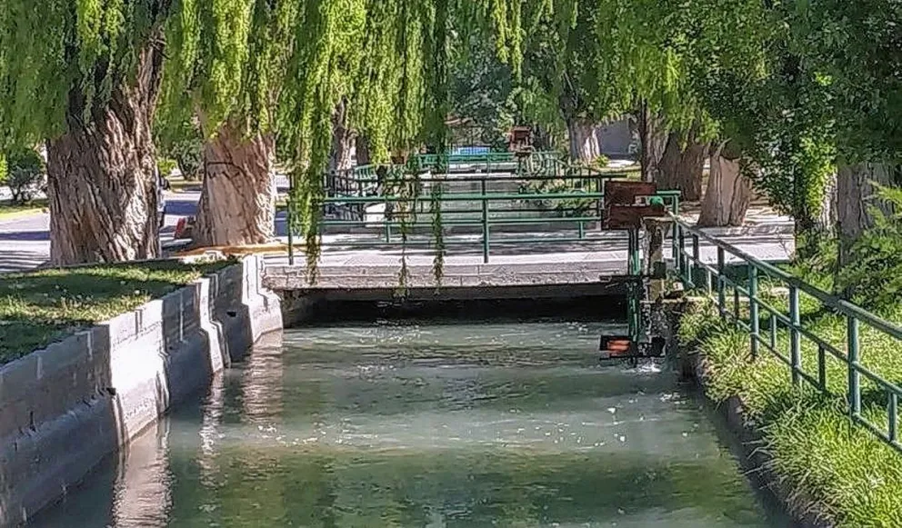Encontraron ahogado a un jubilado en un canal de riego del radio céntrico de Dolavon e investigan la muerte