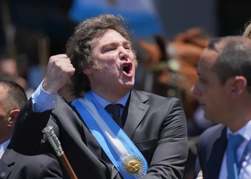 Milei no afloja y volvió a cargar contra Torres: "No puede leer un contrato el pobre chico"