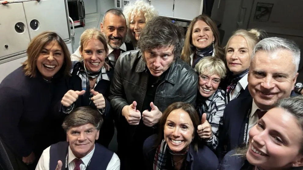 Milei en el vuelo hacia Washington según uno de sus asesores: “Cagándose de la risa leyendo los tweets sobre el papelón de Nachito”