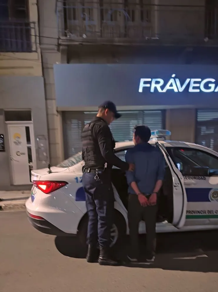 A golpes dejó inconsciente a joven empleado de pub céntrico y terminó preso