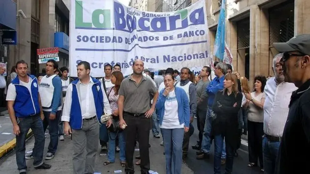 Paritarias: los bancarios cobrarán un básico de un millón de pesos