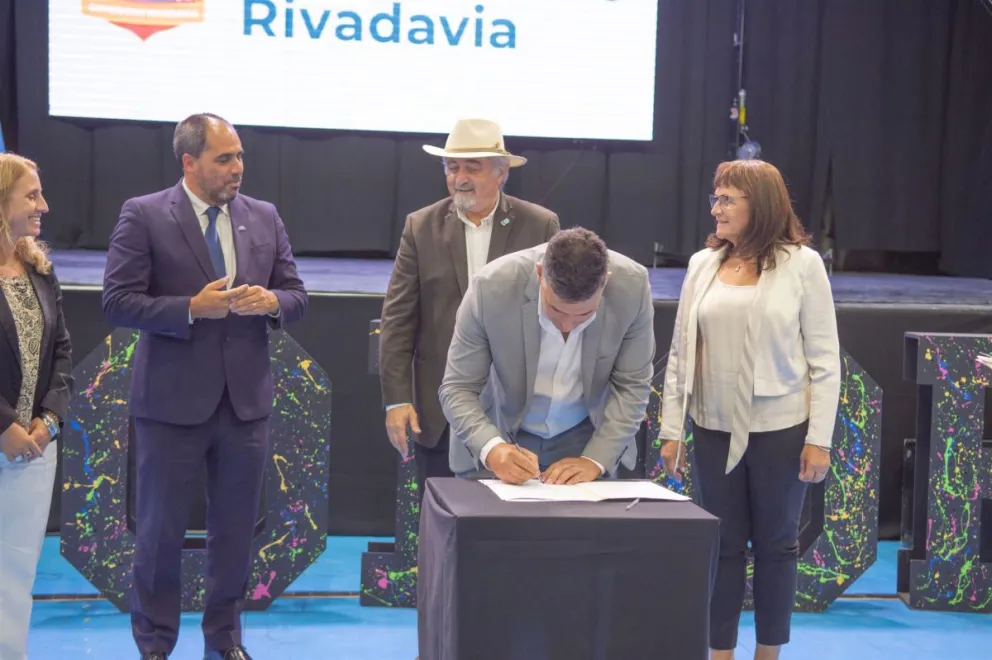 Balochi firmó un convenio marco de colaboración con Macharashvili en el aniversario de Comodoro Rivadavia