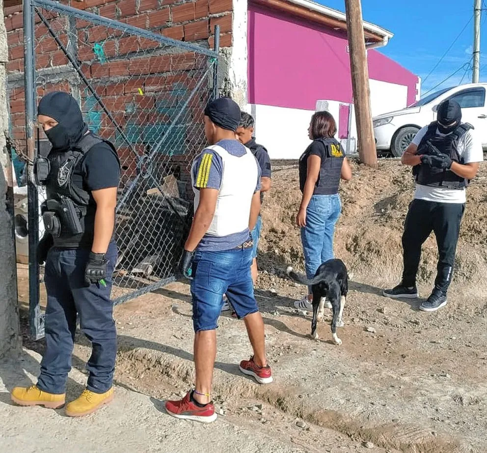 Cerca de la casa en que le robaron ofrecían por red social sus cosas, avisó a Policía y el allanamiento resultó positivo