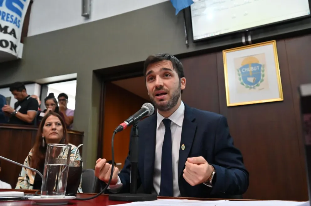 "Están garantizados los pagos de todos los salarios públicos"
