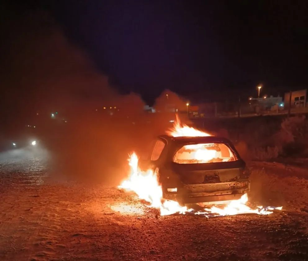 Pinchó una cubierta de madrugada y en un lugar oscuro, fue a buscar una gomería y al regresar encontró su auto totalmente quemado