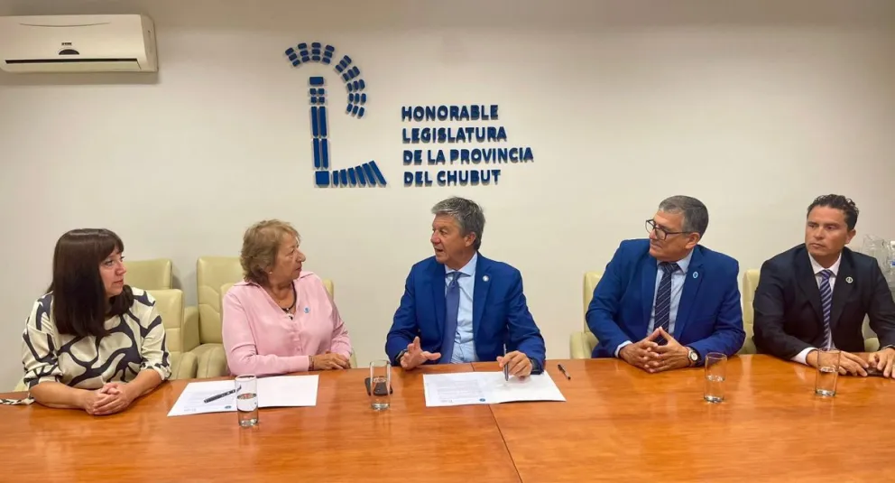 La Legislatura firmó un convenio de trabajo conjunto con la Universidad Nacional de la Patagonia “San Juan Bosco”