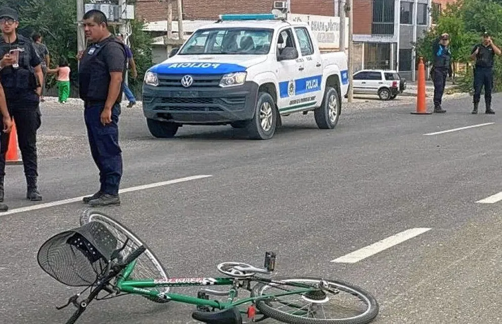 Fatal desenlace de un insólito siniestro vial: chocaron una moto y una bicicleta y el ciclista murió