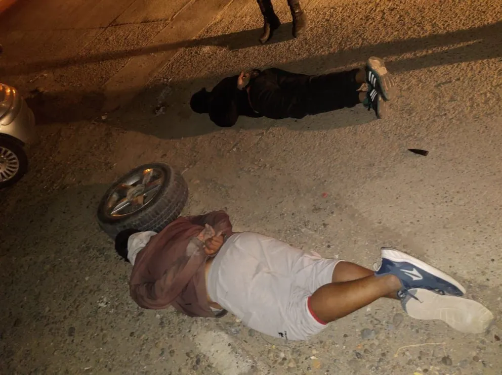 Retirado de la Policía Federal vio que le robaban cubierta al auto de su vecino y llamó a la policía: 2 detenidos