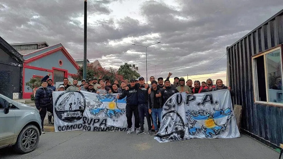 Estibadores cortaron el acceso al puerto y esperan reunirse con el secretario de Pesca