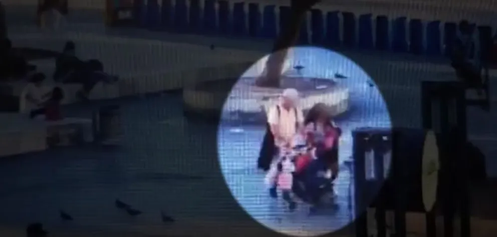 Video: una pareja abandonó a su beba de 7 meses en la Plaza Miserere de Once