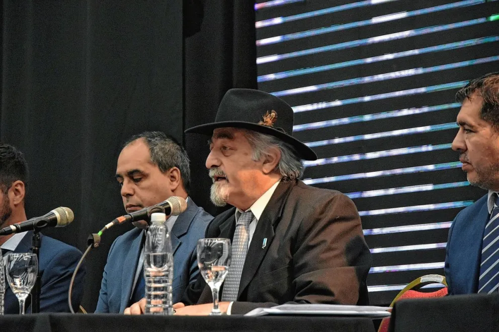 El intendente volvió a reclamar un resarcimiento a YPF por el pasivo ambiental: “Socios, sí; idiotas útiles, no”