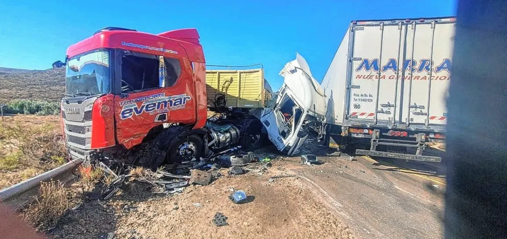 Tránsito interrumpido en ruta 3 por combustible derramado tras chocar dos camiones