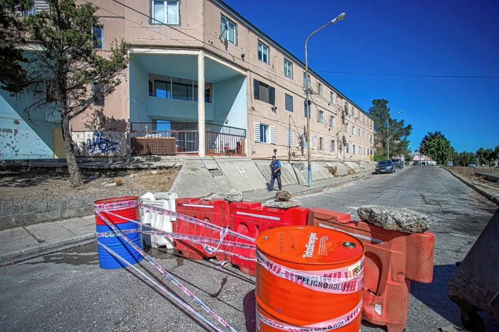 Las familias evacuadas de LU4 evalúan iniciar una causa penal contra el Municipio y el IPV