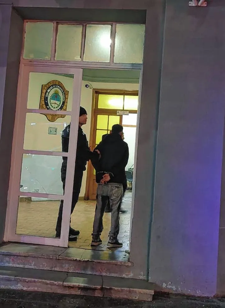 El colmo! Robaron la motocicleta de un policía afuera de la comisaría y los atraparon a dos cuadras