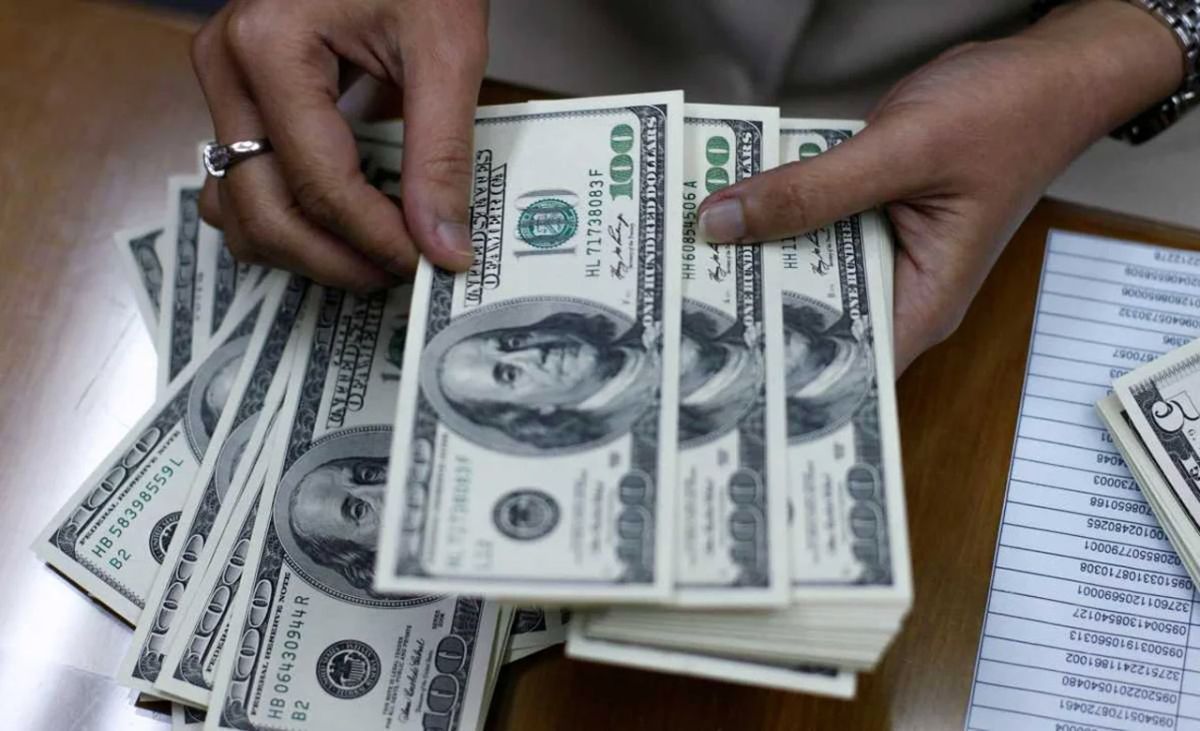 El dólar blue cotiza por debajo de los $1.000 por primera vez en el año