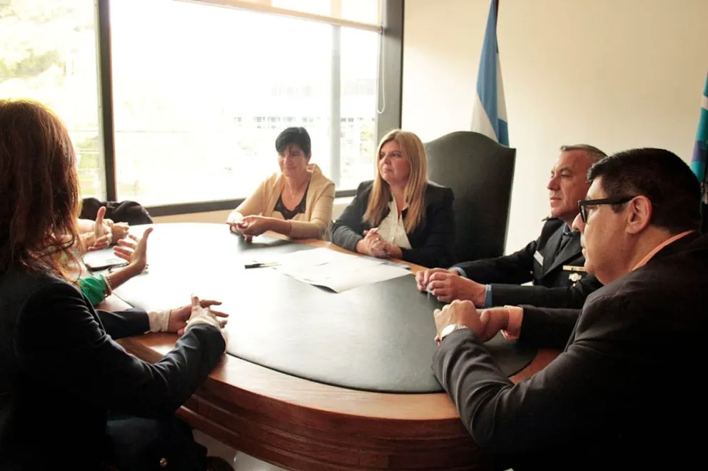 Provincia suscribió un convenio con el STJ para desarrollar una campaña por los derechos de las mujeres
