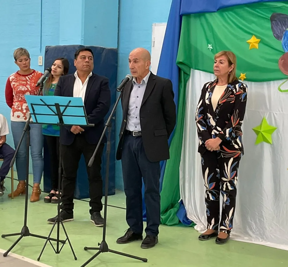 Llugdar presidió la apertura del Ciclo Lectivo en el Instituto Aónikenk de Caleta Olivia