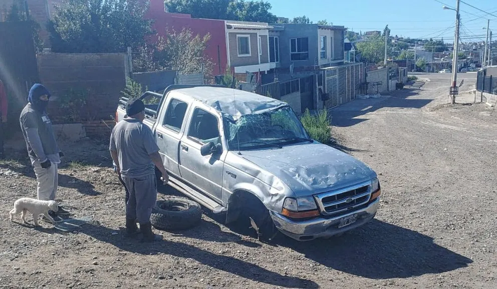 Dejó la camioneta en una pendiente y sin freno de mano, y terminó volcando