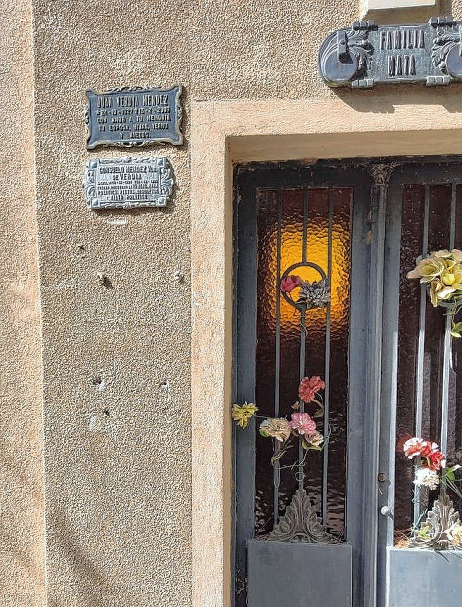 Volvieron a robar placas de bronce en Cementerio Oeste
