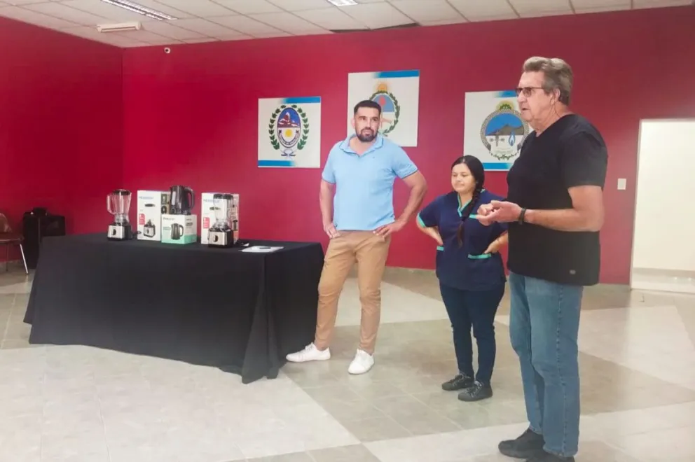La Comuna de Cañadón Seco entregó aparatos eléctricos para una vecina emprendedora