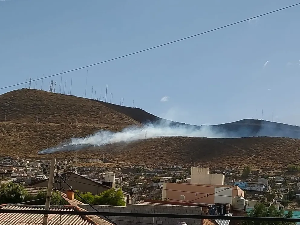Incendio de matorrales en la ladera del Chenque