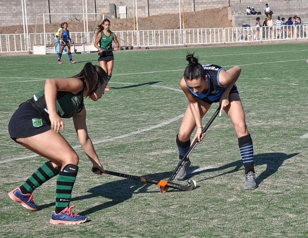 Hockey: El torneo Pista se juega en Chenque RC