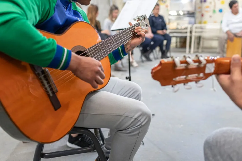 Capacitan en música a internos de la Alcaidía