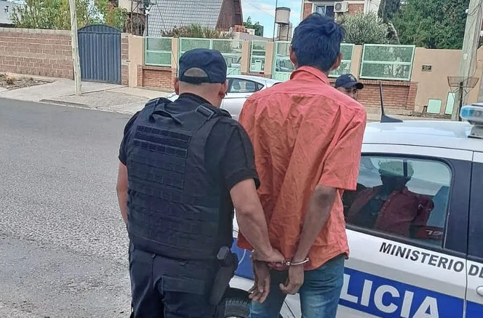 Rada Tilly: Sustrajo perfume de una farmacia, lo detuvieron y encima tenía captura dispuesta por juez de Caleta Olivia