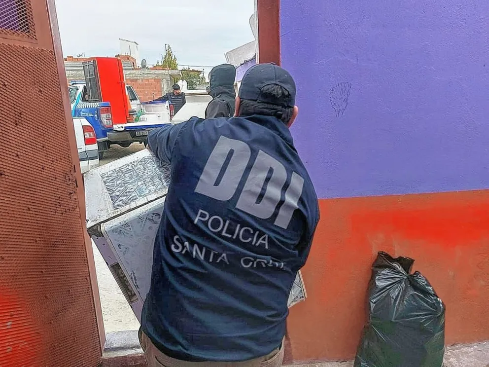 Noche violenta en Puerto Deseado: Allanan local bailable clandestino y detienen a varios sujetos por resistencia a la autoridad