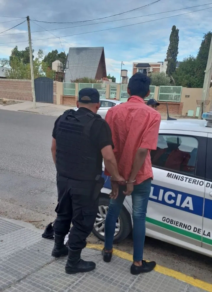 Rada Tilly: Sustrajo perfume de una farmacia, lo detuvieron y encima tenía captura dispuesta por juez de Caleta Olivia