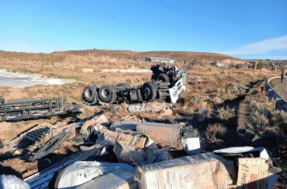 Un hombre resultó con heridas graves tras volcar el camión en el que viajaba