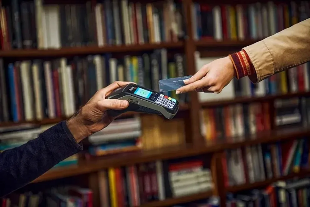El Gobierno oficializó el cambio en la forma de abonar los consumos con tarjetas