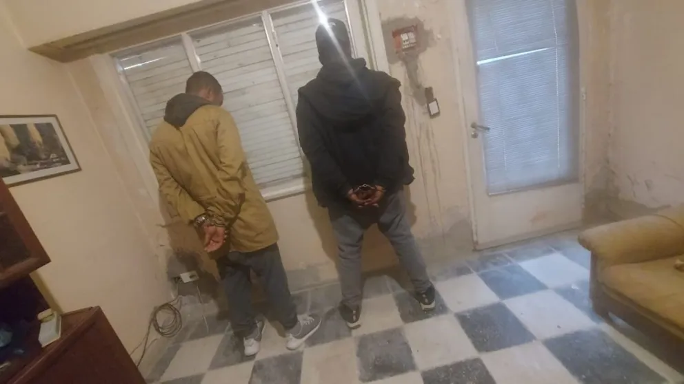 Dos delincuentes fueron atrapados en una vivienda del barrio Roca