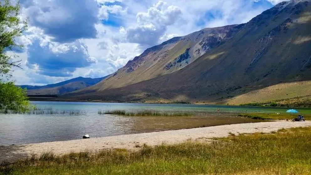 La hermosa laguna de Esquel que es sede de la Fiesta Nacional de la Trucha
