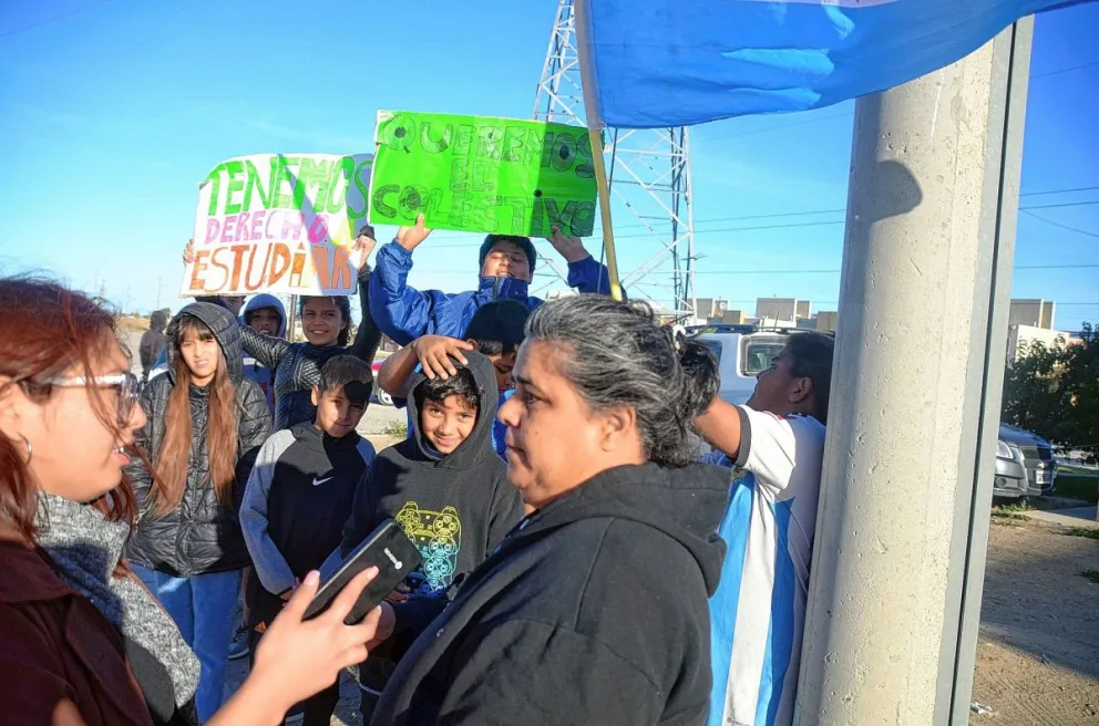 Una historia que se repite: nuevamente las familias del barrio Padre Corti se encuentran a la espera del transporte escolar