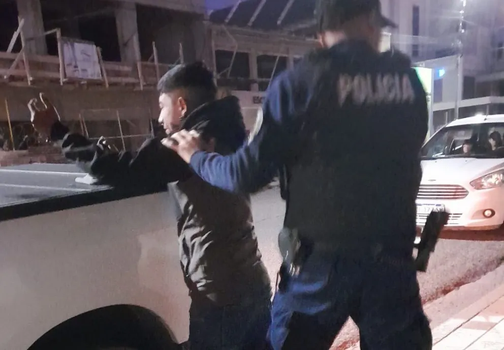 Lo detuvieron en el interior de un auto en el centro 