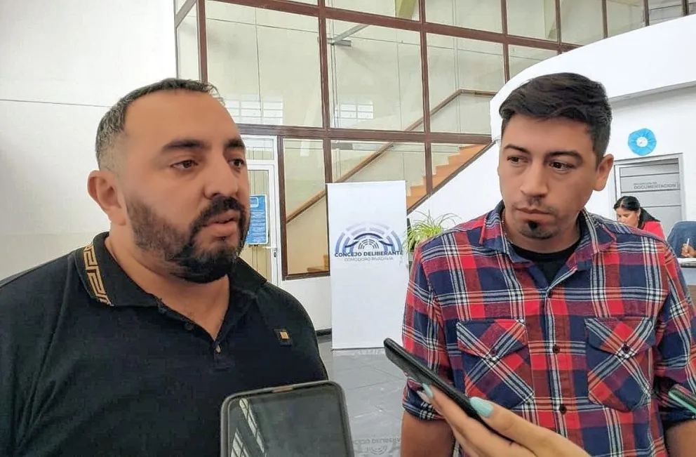 “Tenemos muchos coches parados, compañeros sin laburar”, dicen taxistas que volvieron al Concejo a reclamar